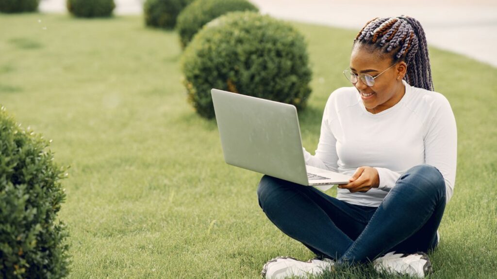 student loan vs scholarship